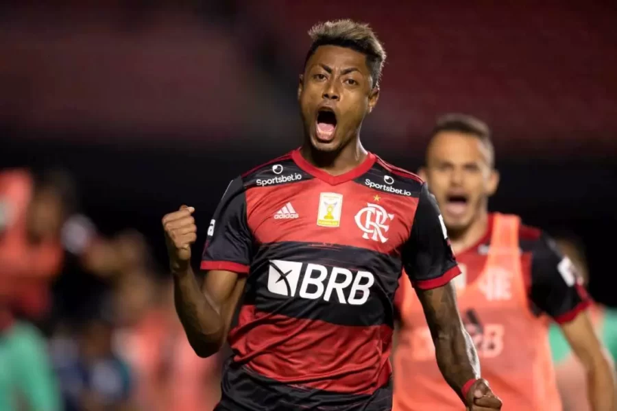 Bruno Henrique do Flamengo vai operar o joelho direito e só volta em