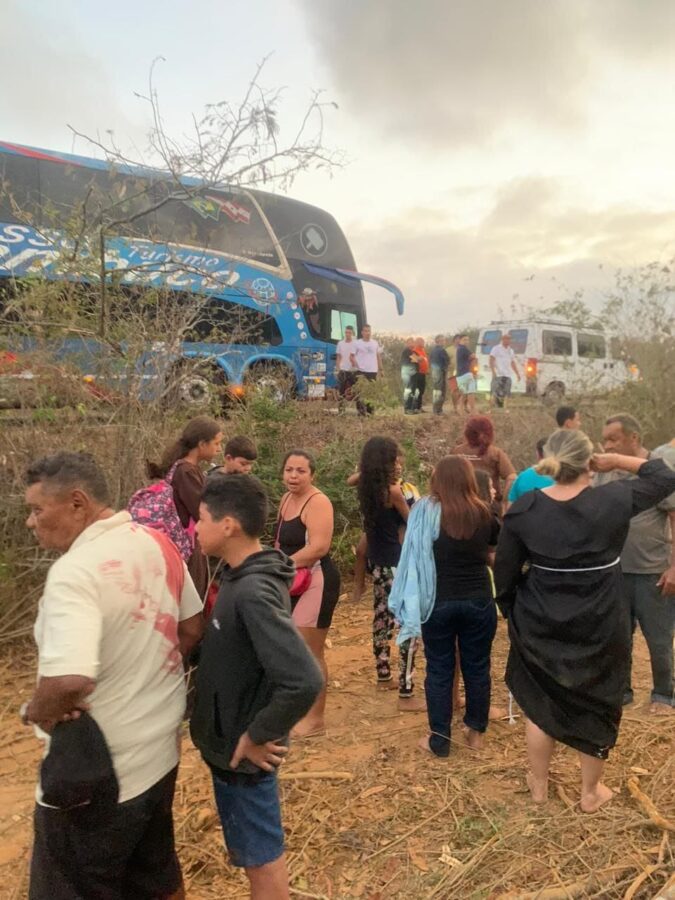 Ônibus romeiros de Teresina sofre acidente a caminho de Canindé