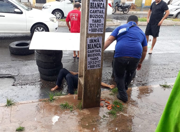 Mulher sobrevive após cair de moto e carro passar por cima de sua cabeça