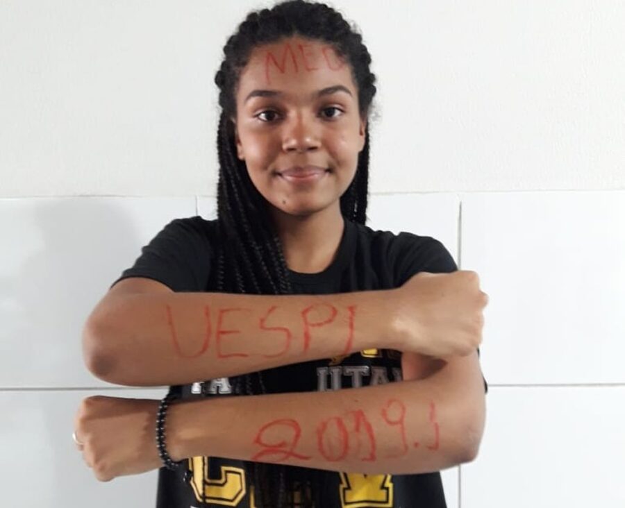 Negra, filha de vigia e aluna de escola pública do semiárido do Piauí é aprovada em medicina