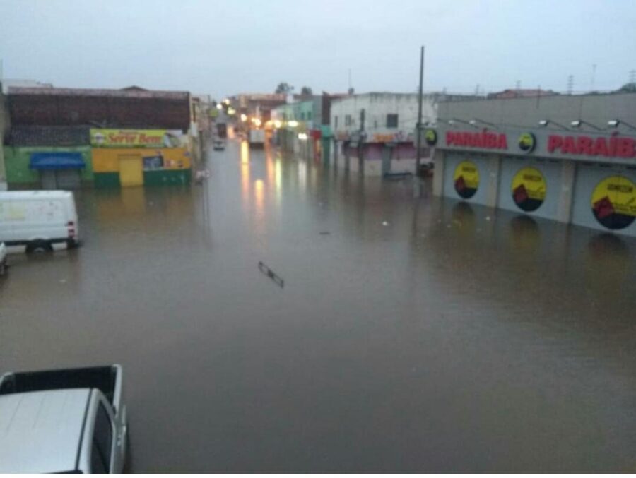 Chuva forte deixa ruas alagadas em cidade do sul do Piauí
