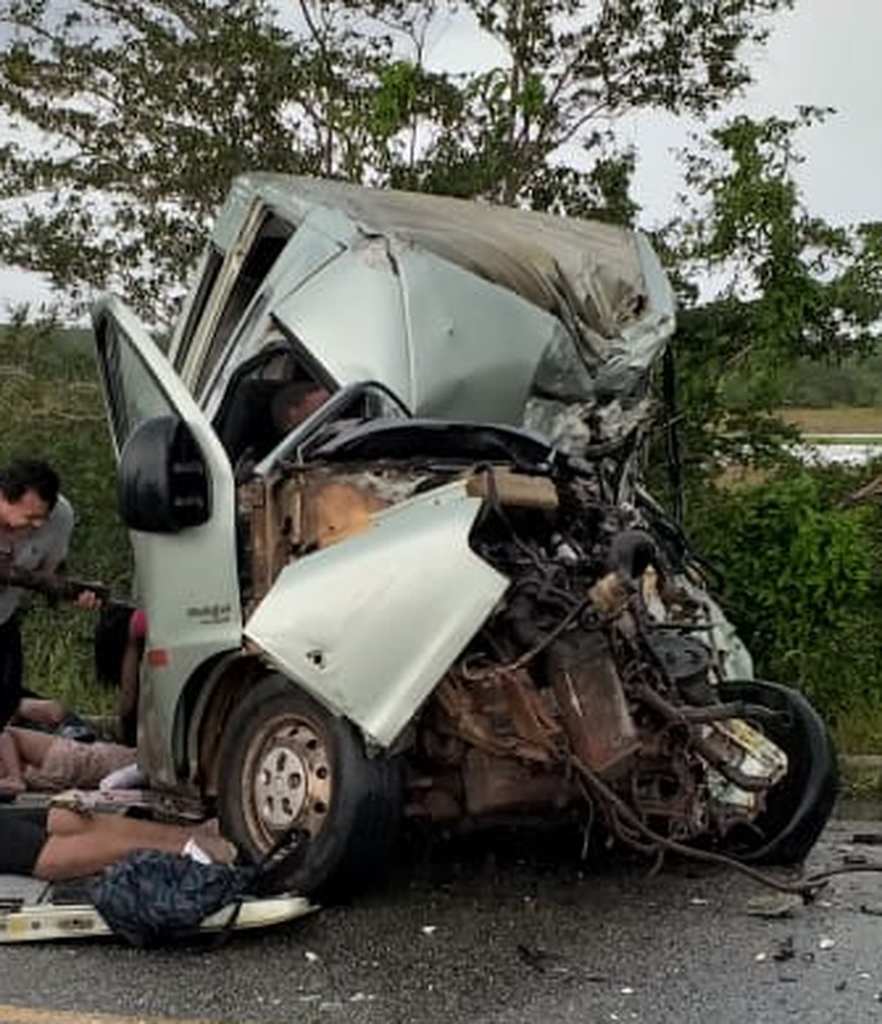 Acidente entre van e caminhão deixa vários mortos no Maranhão