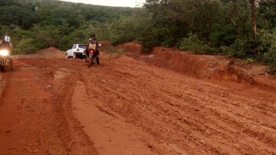 Lamaçal em estrada vicinal dificulta passagem de veículos