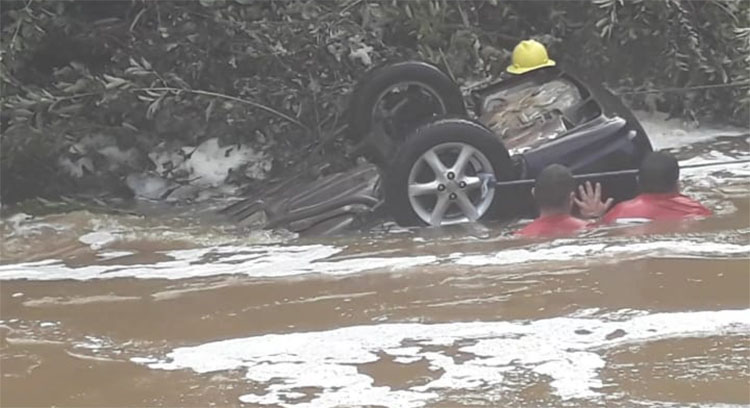 Carro com 4 pessoas cai em rio e duas morrem afogadas no Piauí