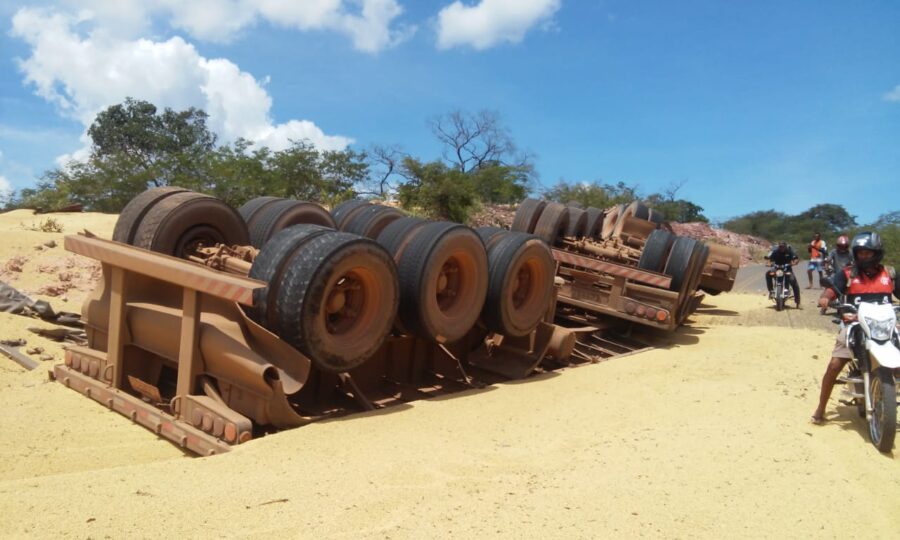 Carreta carregada de soja tomba entre as cidades de Bom Jesus e Currais
