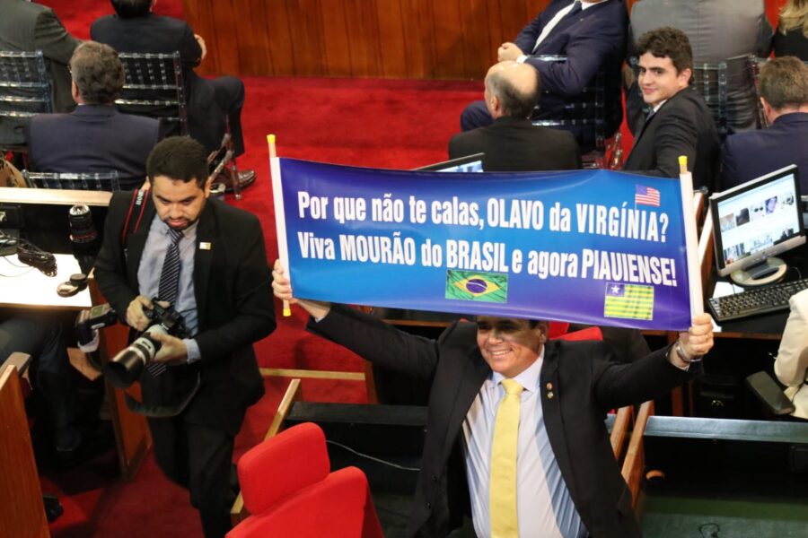 Durante homenagem a Mourão no Piauí, deputado alfineta: “Polêmicas são criadas por Olavo de Carvalho”