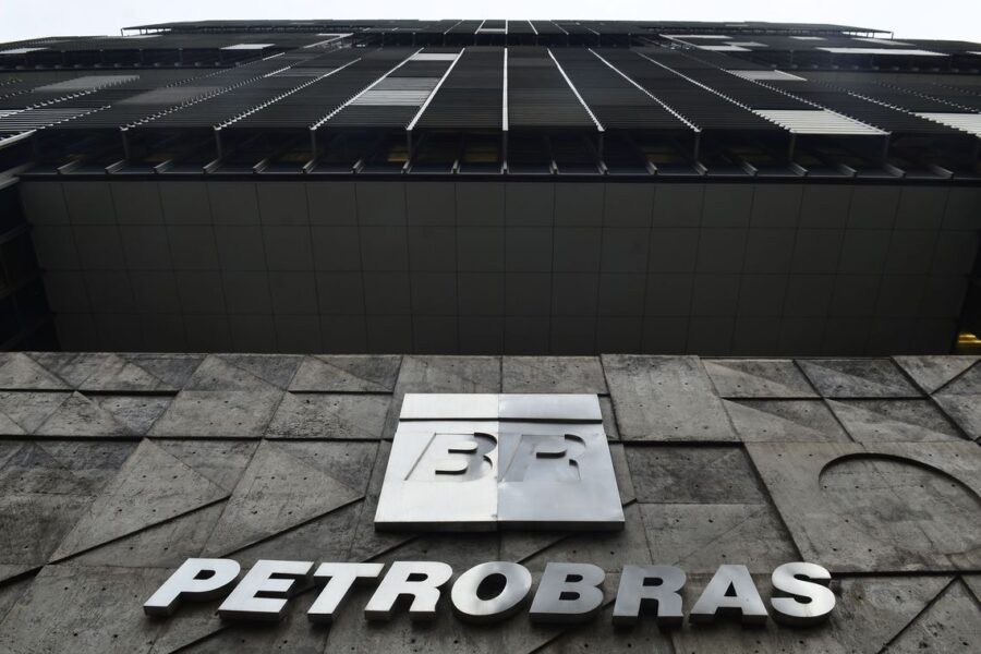 Petrobras sobe R$ 0,07 o litro da gasolina para as distribuidoras