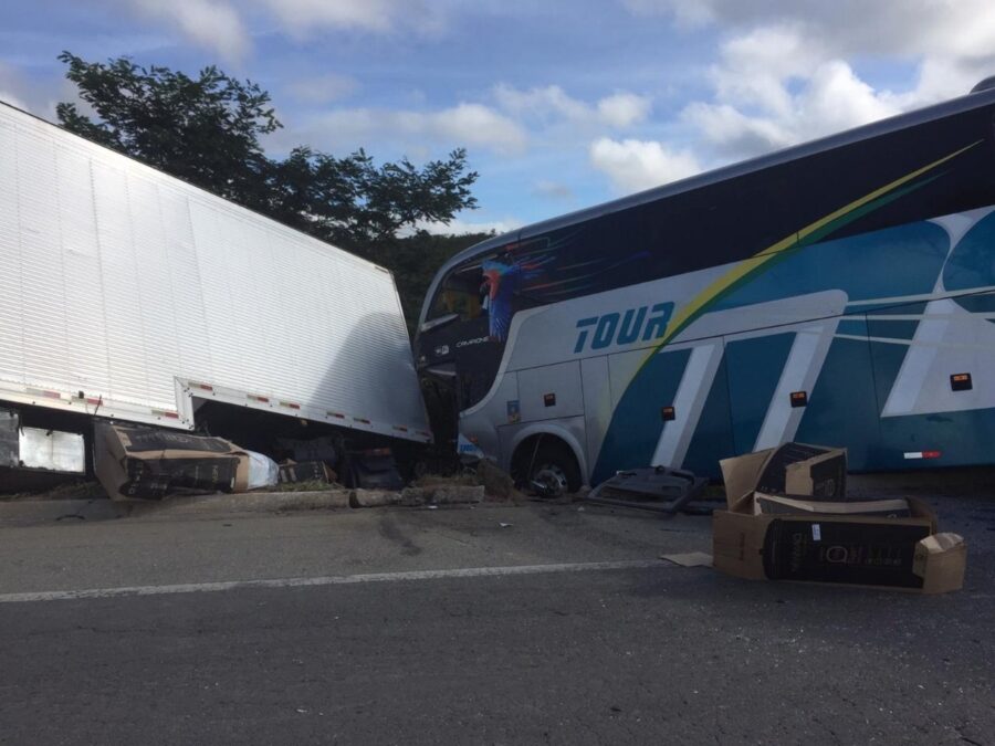 Ônibus com delegação sub-15 do Bahia está envolvido em acidente com ao menos 2 mortos em MG