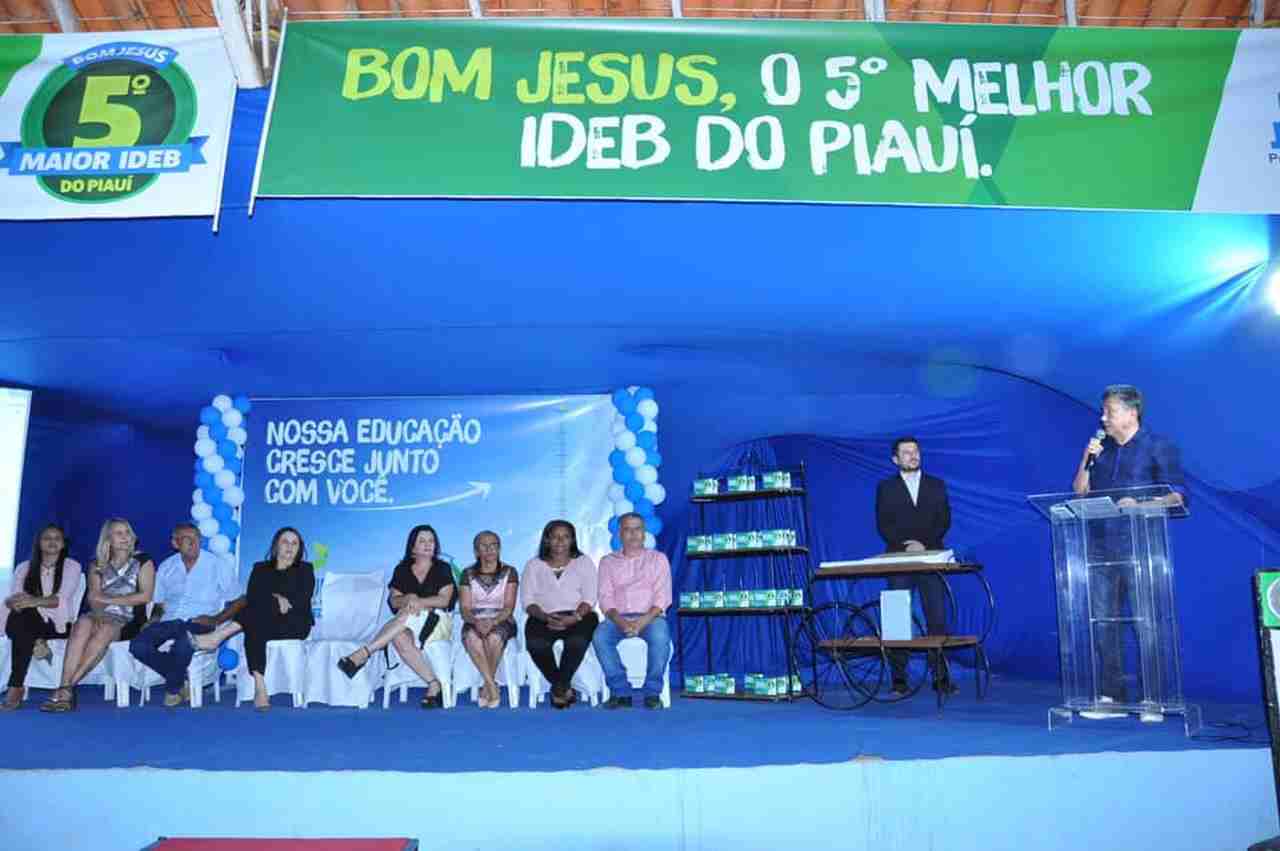 Em homenagem ao Dia do Professor, Marcos Elvas antecipa pagamento