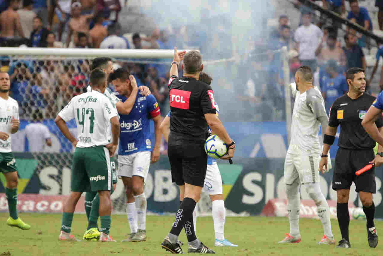 No Mineirão, Cruzeiro perde para o Palmeiras e cai para a Série B do Brasileirão