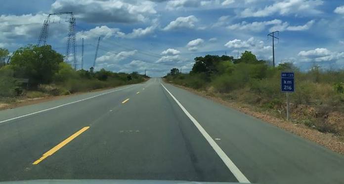 Moto invade contramão e bate de frente com carro na BR-135 em Monte Alegre
