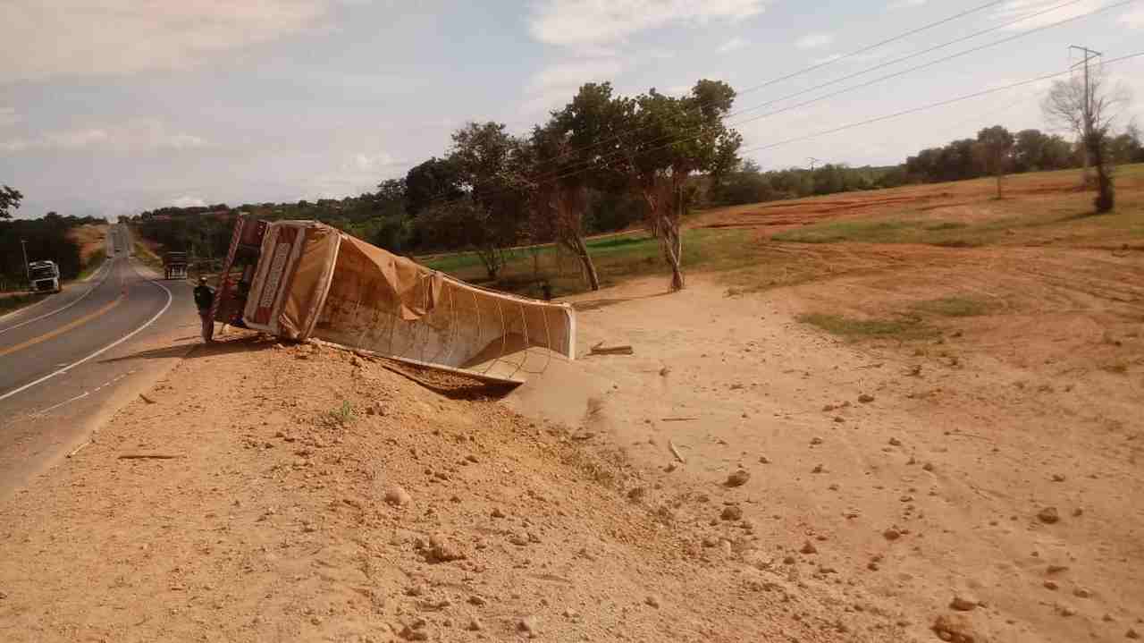 Tragédia na BR-135: Motociclista morre atropelado por um bitrem no Sul do Piauí