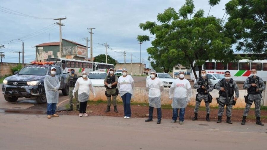 Corrente monta barreira sanitária e impede saída de ônibus de parque sola