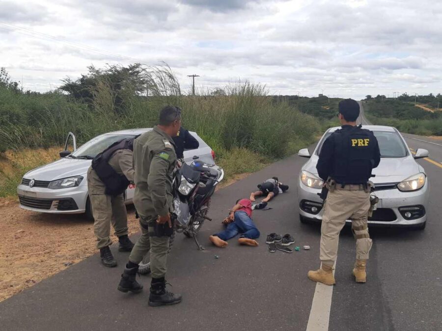 Dois homens são presos com papelotes de Drogas na BR-135, Sul do Piauí