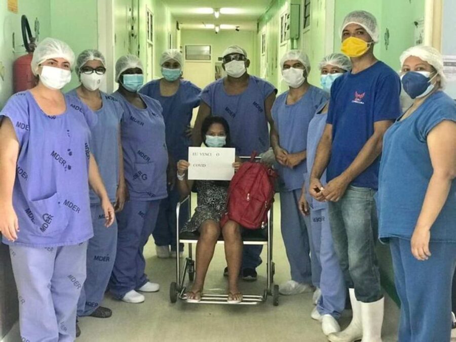 Grávida recebe alta de maternidade após ser curada da Covid-19: 'eu venci'