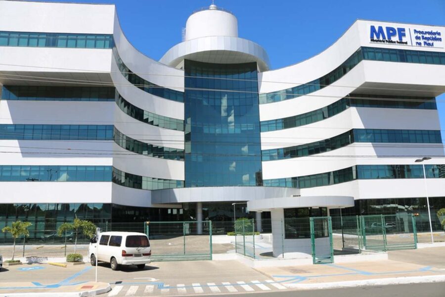 Justiça condena ex-prefeito de Corrente por desvio milionário da educação