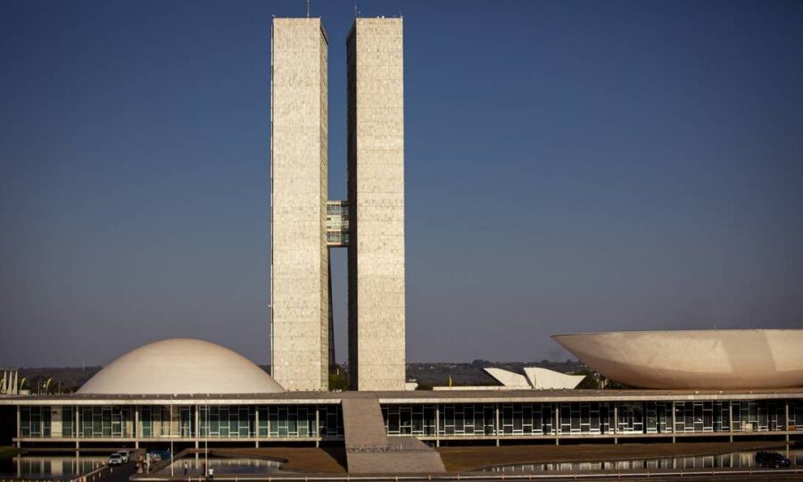 Senadores decidem trabalhar apenas três dias na semana