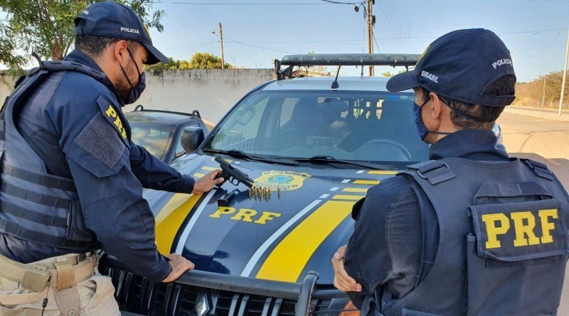 PRF prende na BR 135 em Corrente traficante portando arma de fogo de uso restrito das forças policiais