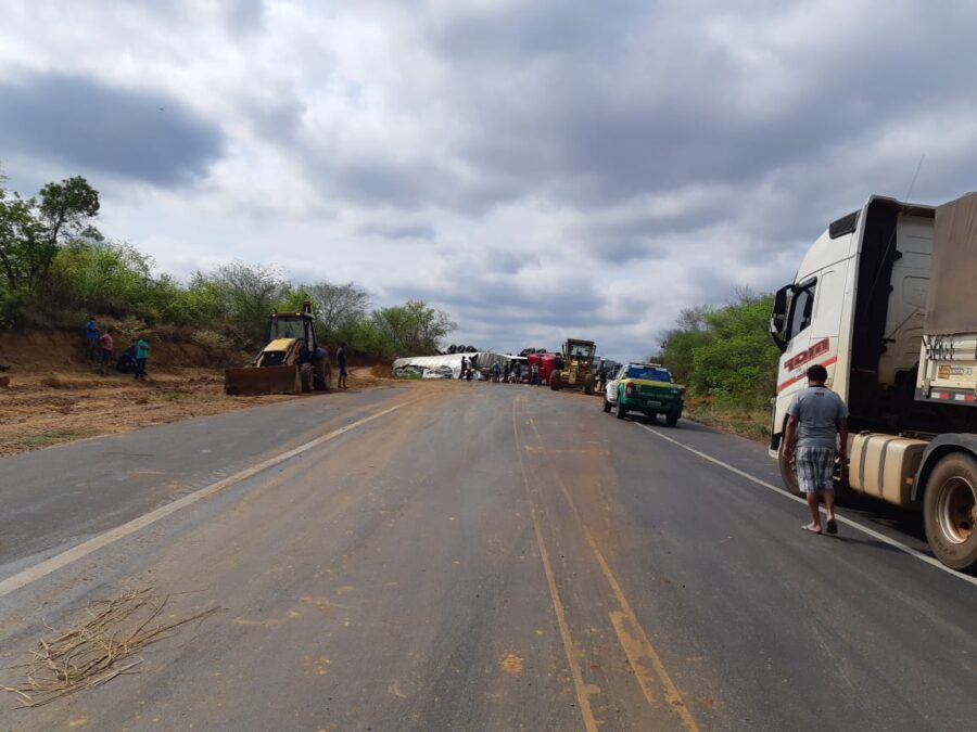 URGENTE | BR-135: Caminhão tomba em Colônia do Gurgueia, rodovia fica interditada