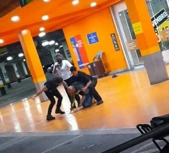 Homem negro é espancado até a morte por segurança e PM em Carrefour de Porto Alegre-RS