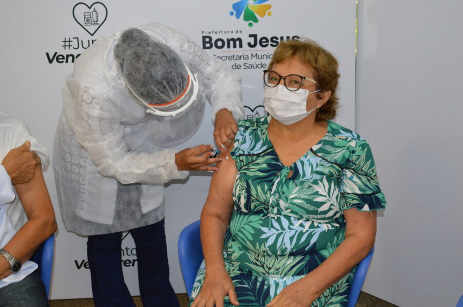 COE recomenda que Piauí aplique 4º dose da vacina contra Covid em idosos e pessoas com comorbidades