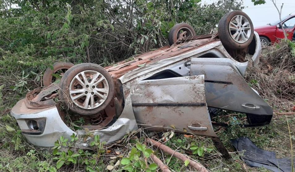 Carro capota e família fica ferida na BR 135 no Sul do Piauí
