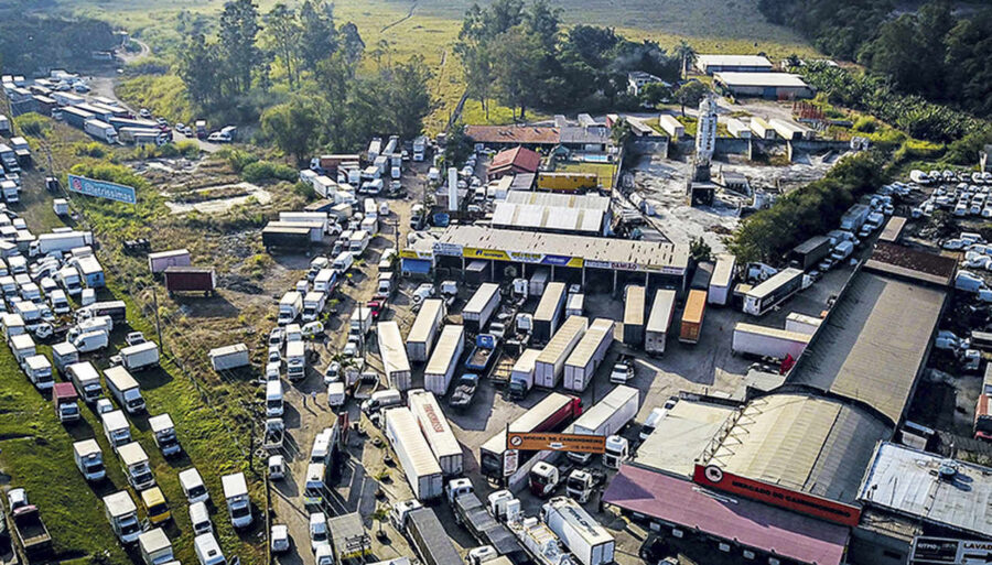 Bolsonaro faz apelo mas caminhoneiros mantêm paralisação
