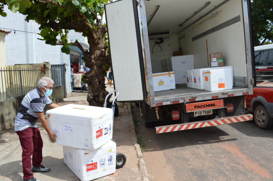 Piauí inicia distribuição de vacinas para imunização da população de 18 a 59 anos