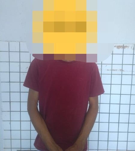 Homem é preso pela PM por agredir namorada em via pública em Curimatá