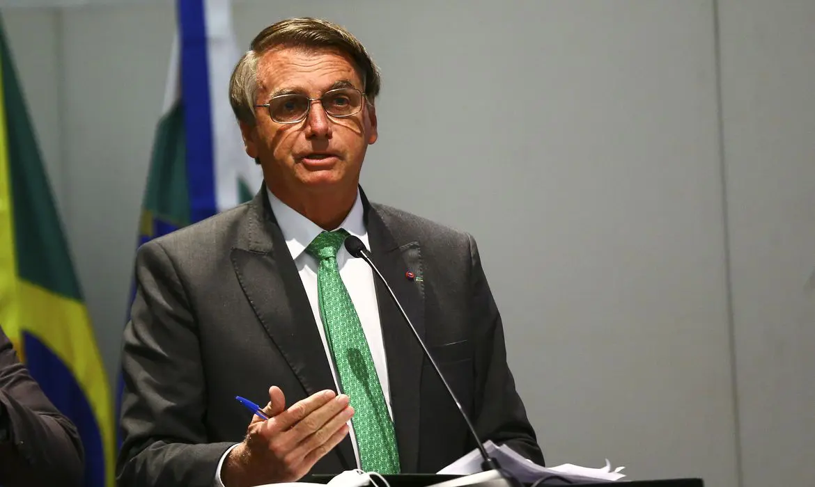 Bolsonaro diz que vai registrar candidatura no TSE e pede: "Me compara com o Lula não"