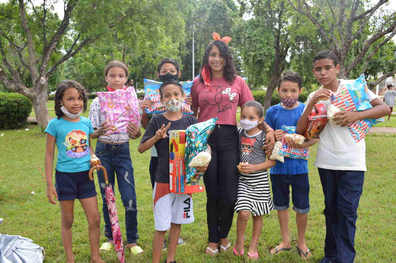 Família de Whindersson Nunes leva lanches e presentes para crianças de Bom Jesus e Santa Luz