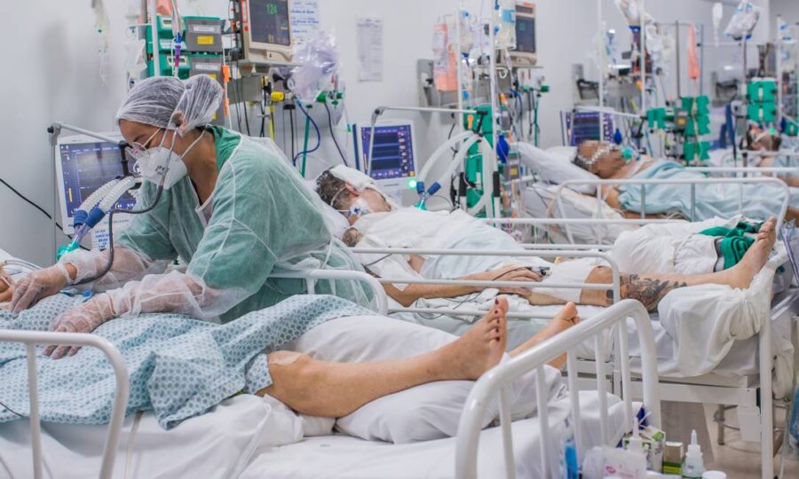 Brasil chega à marca de 700 mil mortes por Covid-19