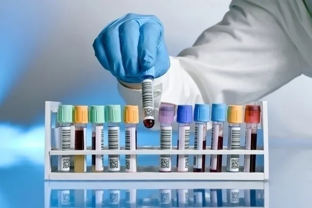 A vacina contra a Covid-19 causa efeitos colaterais? Eis o X da Questão