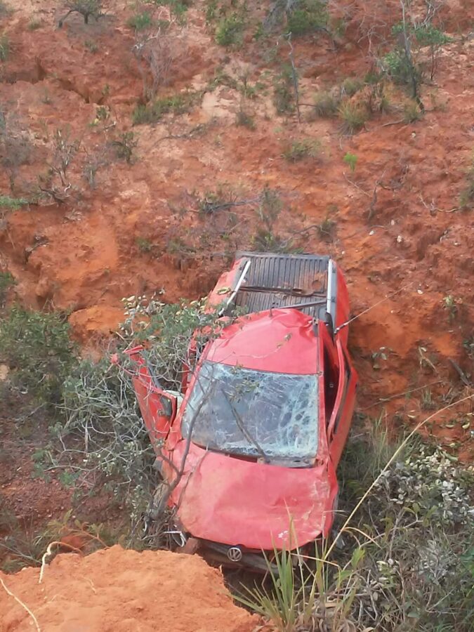 Dois homens morrem após carro cair em ribanceira em Santa Filomena