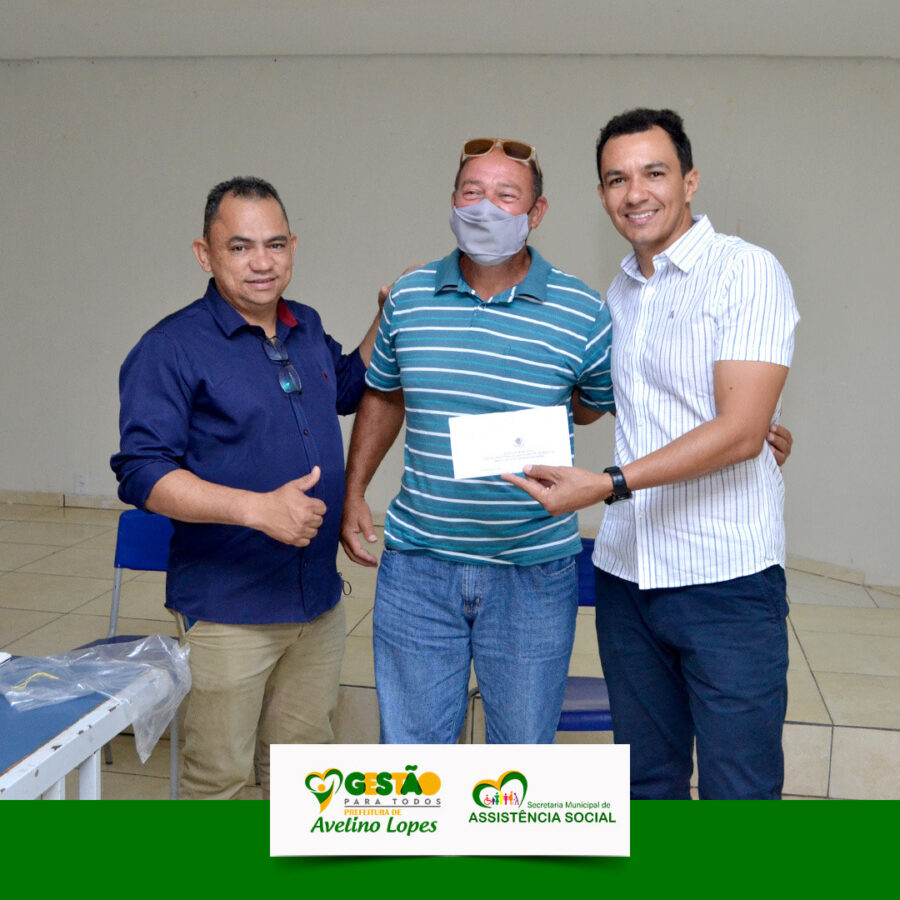 Prefeitura de Avelino Lopes entrega carteiras do Passe livre