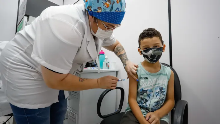 Crianças recebem vacina errada contra a Covid-19 em Pernambuco