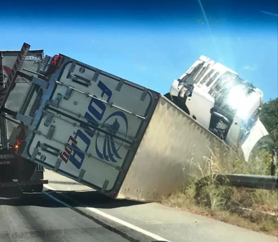Colisão entre três caminhões deixa rodovia BR-135 parcialmente bloqueada; motorista fugiu do local