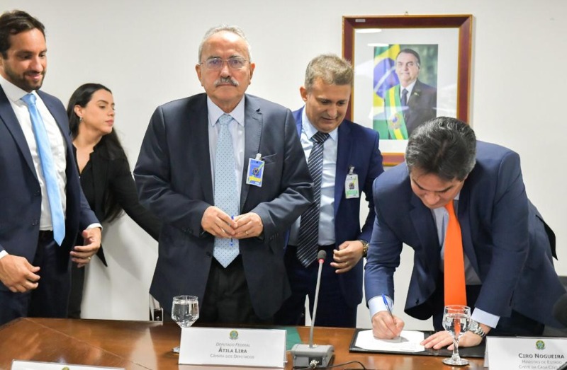 Com a presença do ministro Ciro Nogueira e do diretor-presidente da Codevasf, autorização para licitação da adutora da Barragem Algodões II é assinada em Brasília