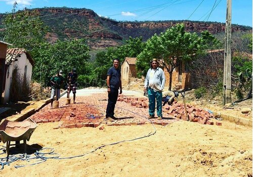 Prefeito João da Cruz visita obras do calçamento da Rua Antônio Pinheiro