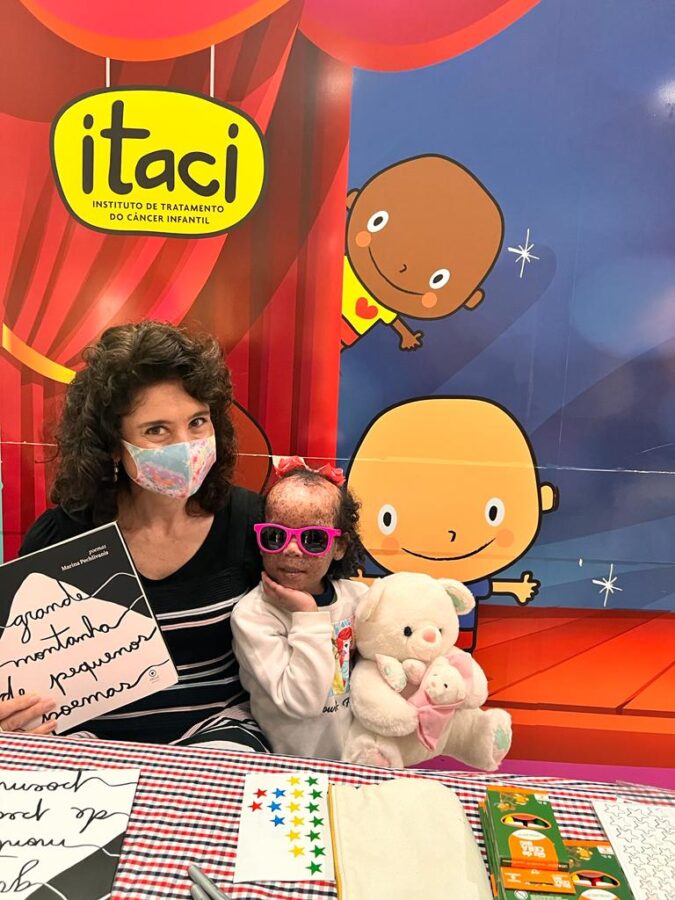Escritora lança livro no Instituto de Tratamento do Câncer Infantil; paciente de 5 anos de Avelino Lopes