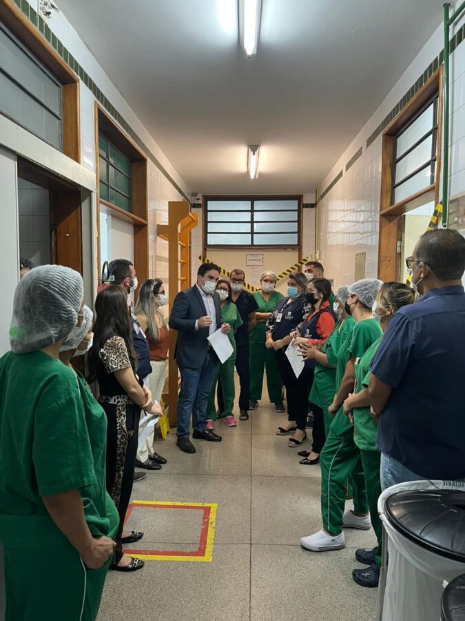 Grávida com bebê morto aguarda insumos para curetagem em maternidade de Teresina