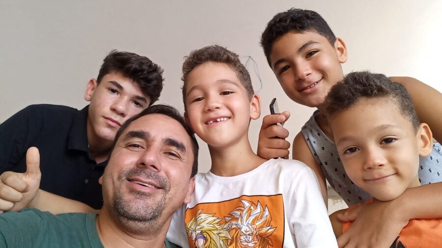Professor Walbert e Família desejam Feliz Natal e Ano Novo aos clientes e amigos
