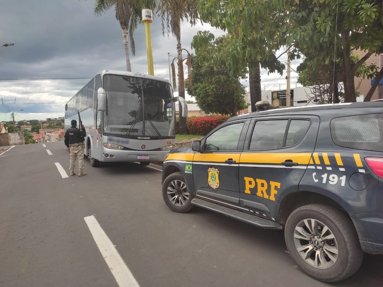 PRF flagra ônibus adulterado em Bom Jesus, Sul do Piauí