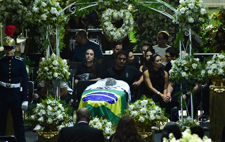 Pelé é sepultado após cortejo de 4h pelas ruas de Santos