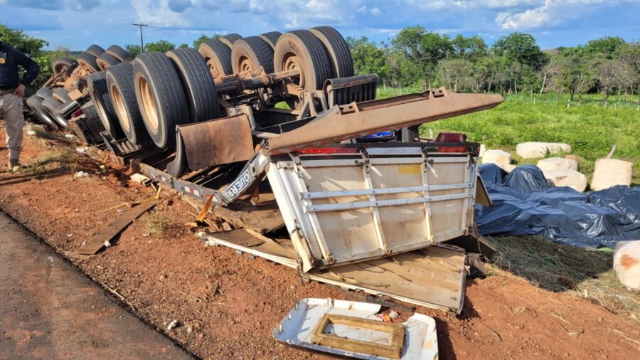 Veículo de carga tomba na BR-135 e deixa condutor gravemente ferido