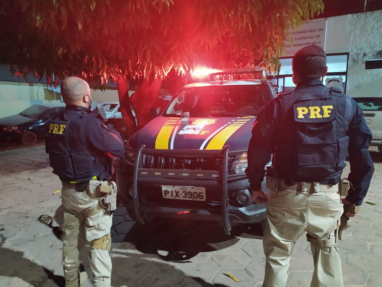 Suspeitos em motocicleta furtada são presos por receptação e porte de droga em Bom Jesus
