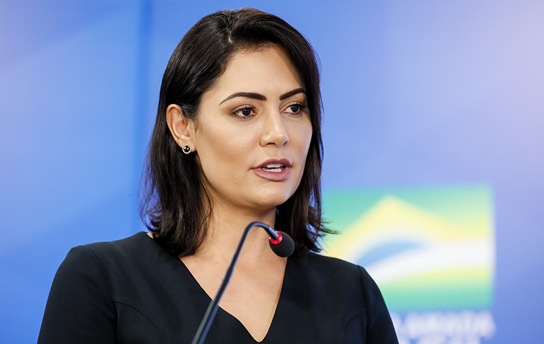 Michelle Bolsonaro ironiza derrubada de sigilo sobre visitas