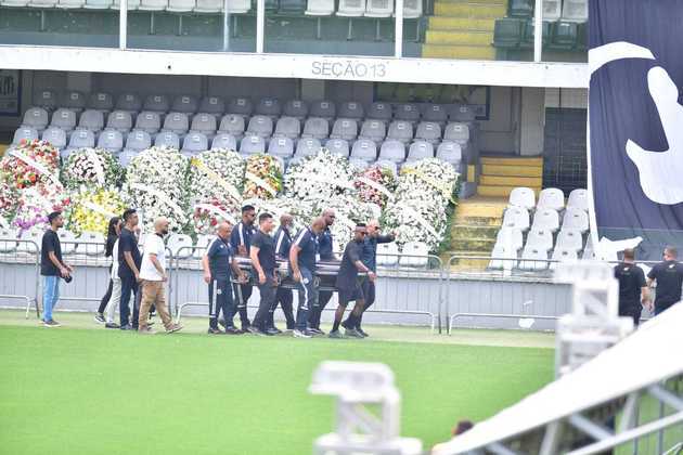 Adeus ao Rei do Futebol: multidão se despede de Pelé em Santos