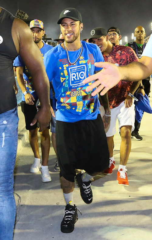 Neymar é visto cantando em festa durante velório de Pelé