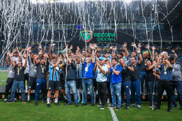 Suárez faz três gols na estreia e Grêmio conquista Recopa Gaúcha sobre o São Luiz